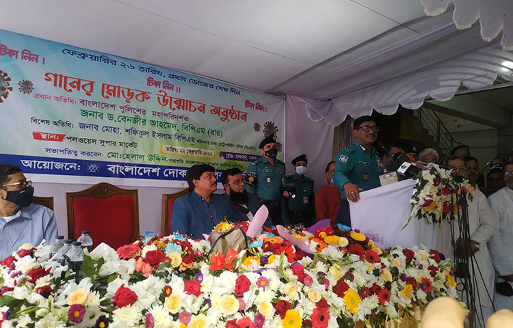 কোনো দোকানের কর্মচারী টিকা না নিলে সংশ্লিষ্ট দোকান মালিকের বিরুদ্ধে ব্যবস্থা নেওয়া হবে বলে জানিয়েছেন ঢাকা মেট্রোপলিটন পুলিশের (ডিএমপি) কমিশনার মোহা. শফিকুল ইসলাম। আজ টিকা গ্রহণে জনসচেতনতা বাড়াতে ‘টিকা নিন, টিকা নিন’ গানের মোড়ক উন্মোচন অনুষ্ঠানে প্রধান অতিথির বক্তৃতায় তিনি এ কথা বলেন। ছবি: জাগো নিউজ