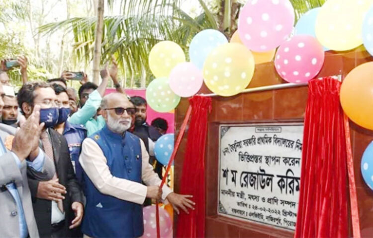 মৎস্য ও প্রাণিসম্পদ মন্ত্রী শ ম রেজাউল করিম বলেছেন, ‘সম্মিলিতভাবে কাজ করলে দেশের সামগ্রিক উন্নয়ন সম্ভব। সে সম্মিলিত কাজের উত্তরাধিকার বহন করছেন বঙ্গবন্ধু কন্যা শেখ হাসিনা।’ আজ পিরোজপুরের নাজিরপুরে মাটিভাঙ্গা ডিগ্রি কলেজ প্রাঙ্গণে নবনির্মিত বঙ্গবন্ধু স্মৃতি মঞ্চে উন্নয়ন সমাবেশে তিনি এ মন্তব্য করেন। ছবি: শাফিউল মিল্লাত
