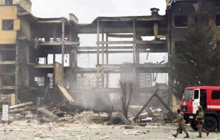 রাশিয়ার কামানের গোলায় ইউক্রেনের কমপক্ষে ৭০ সেনা নিহত হয়েছেন। দেশটির কর্মকর্তারা নিশ্চিত করেছেন যে, রোববার তাদের একটি সামরিক ঘাঁটিতে রাশিয়ার কামানের গোলার আঘাতে এসব সেনা নিহত হয়েছেন। ছবি: সংগৃহীত