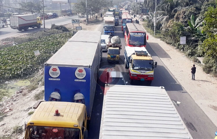 ঢাকা-চট্টগ্রাম মহাসড়কের কুমিল্লা ক্যান্টনমেন্ট থেকে চান্দিনা এবং গৌরীপুর থেকে সৈয়দপুর পর্যন্ত অন্তত ৩৫ কিলোমিটার এলাকা জুড়ে যানজটের সৃষ্টি হয়েছে। এতে করে ভোগান্তিতে পড়েছেন যাত্রীরা। আজ সকালে ইলিয়টগঞ্জ এলাকায় একটি লরি দুর্ঘটনার কারণে সড়কে এ যানজট তৈরি হয়। ছবি: জাগো নিউজ