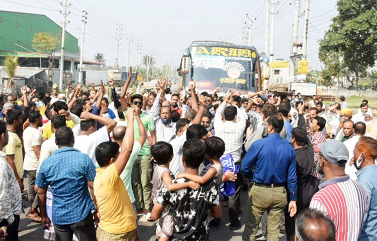 যশোর মেডিকেল কলেজে ৫০০ শয্যা হাসপাতালের দাবিতে মহাসড়ক অবরোধ করেছেন সহস্রাধিক মানুষ। আজ দুপুরে যশোর-বেনাপোল মহাসড়কে অবস্থান নিয়ে ঘণ্টাব্যাপী বিক্ষোভ করেন তারা। এ সময় দাবি আদায় না হলে যশোর অচলেরও ঘোষণা দেওয়া হয়। ছবি: মিলন রহমান