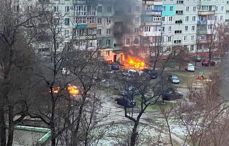 শনিবার সকালে ইউক্রেনের বন্দর নগরী মারিউপোলে যুদ্ধবিরতি ঘোষণা করা হয়। সেখানকার বাসিন্দাদের শহর ছেড়ে যাওয়ার সুযোগ দেওয়া হয়েছিল। ওই শহরে প্রায় দুই লাখ মানুষ বসবাস করেন। রুশ বাহিনীর ক্রমাগত বোমা বর্ষণের কারণে এসব মানুষ শহরে আটকা পড়েছেন। ছবি: সংগৃহীত