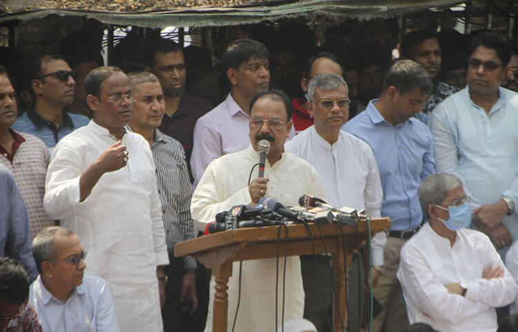 নিত্যপ্রয়োজনীয় দ্রব্যমূল্যের ঊর্ধ্বগতির ফলে সাধারণ মানুষের জীবন অতিষ্ঠ হয়ে গেছে বলে মন্তব্য করেছেন বিএনপির স্থায়ী কমিটির সদস্য গয়েশ্বর চন্দ্র রায়। আজ জাতীয় প্রেস ক্লাবের সামনে যুবদলের বিক্ষোভ সমাবেশে তিনি এ কথা বলেন। দ্রব্যমূল্যের ঊর্ধ্বগতির প্রতিবাদে এ বিক্ষোভ সমাবেশের আয়োজন করা হয়। ছবি: বিপ্লব দিক্ষিৎ