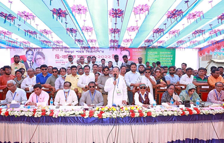 সরকারের মন্ত্রী-এমপিরা ১০ লাখ কোটি টাকা বিদেশে পাচার করেছেন বলে অভিযোগ করেছেন বিএনপির স্থায়ী কমিটির সদস্য গয়েশ্বর চন্দ্র রায়। আজ বগুড়া শহরের কেন্দ্রীয় ঈদগাহ মাঠে বগুড়া শহর বিএনপির দ্বিবার্ষিক সম্মেলনে প্রধান অতিথির বক্তব্যে তিনি এ অভিযোগ করেন। ছবি: জাগো নিউজ