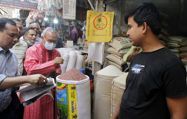 দ্রব্যমূল্যের ঊর্ধ্বগতি নিয়ন্ত্রণে সরকারের ব্যর্থতার সমালোচনা করে বিএনপির সিনিয়র যুগ্ম মহাসচিব রুহুল কবির রিজভী বলেছেন, দেশ এক ভয়ঙ্কর দুঃস্বপ্নের মধ্য দিয়ে যাচ্ছে। চাল-ডাল-আটা-গুঁড়ো মসলা ও শাক-সবজি আজ মানুষের ধরাছোঁয়ার বাইরে। ছবি: বিপ্লব দিক্ষিৎ