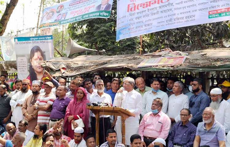 দ্রব্যমূল্যের ঊর্ধ্বগতিতে সাধারণ মানুষের দুঃখ-দুর্দশা দেখার জন্য মন্ত্রী-এমপিদের এসি রুম ছেড়ে রাস্তায় নামার আহ্বান জানিয়েছেন বিএনপি মহাসচিব মির্জা ফখরুল ইসলাম আলমগীর। আজ জাতীয় প্রেস ক্লাবের সামনে এক বিক্ষোভ সমাবেশে এসব কথা বলেন তিনি। ছবি: বিপ্লব দিক্ষিৎ