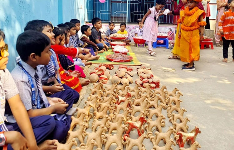 টাঙ্গাইলে ব্যতিক্রমী এক মেলার আয়োজন করা হয়েছে। মেলার ক্রেতা ও বিক্রেতা ছিল শিশুরাই। আজ বঙ্গবন্ধুর জন্মদিন ও জাতীয় শিশু দিবস উপলক্ষে ব্যতিক্রমী এ শিশুমেলার আয়োজন করে টাঙ্গাইল পৌর শহরের হাতেখড়ি প্রি-প্রাইমারি স্কুল কর্তৃপক্ষ। ছবি: আরিফ উর রহমান টগর