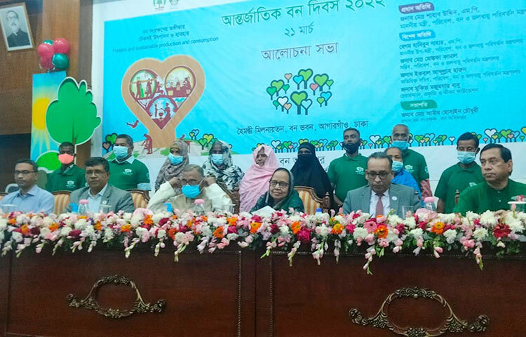 বন অধিদপ্তরে নিয়োগের বিষয়ে গুরুত্ব দিয়েছেন পরিবেশ, বন ও জলবায়ু পরিবর্তন মন্ত্রী মো. শাহাব উদ্দিন। এ জন্য তিনি প্রধানমন্ত্রীর সঙ্গে কথা বলবেন বলে জানিয়েছেন। আজ নগরীর বন ভবনের হৈমন্তী মিলনায়তনে আন্তর্জাতিক বন দিবস-২০২২ এর এক আলোচনা সভায় মন্ত্রী এ কথা জানান। ছবি: মাহবুব আলম