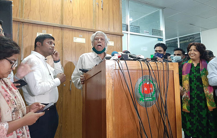 গণস্বাস্থ্য কেন্দ্রের প্রতিষ্ঠাতা জাফরুল্লাহ চৌধুরী বলেছেন, দুর্নীতির দায়ে দÐিত বিএনপি চেয়ারপারসন খালেদা জিয়ার নির্বাচন করতে পারা উচিত। আজ রাজধানীর আগারগাঁওয়ে নির্বাচন ভবনে বিশিষ্ট নাগরিকদের সঙ্গে সংলাপ শেষে সাংবাদিকদের সঙ্গে আলাপকালে তিনি এমন মন্তব্য করেন। ছবি: জাগো নিউজ