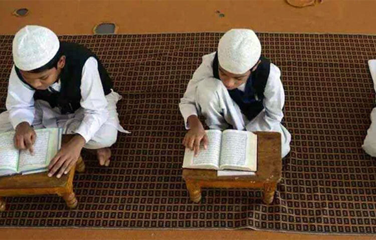 ভারতের উত্তরপ্রদেশে প্রতিটি মাদ্রাসার দৈনিক প্রার্থনায় শিক্ষক-শিক্ষার্থীদের বাধ্যতামূলক জাতীয় সঙ্গীত গাইতে হবে বলে সিদ্ধান্ত নেওয়া হয়েছে। আগামী শিক্ষাবর্ষ থেকেই রাজ্যের সব মাদ্রাসায় কার্যকর হবে যোগী আদিত্যনাথ সরকারের এ সিদ্ধান্ত। মাদ্রাসা শিক্ষা বোর্ডের বৈঠকে এমন সিদ্ধান্ত নেওয়া হয় বলে জানা গেছে। ছবি: সংগৃহীত