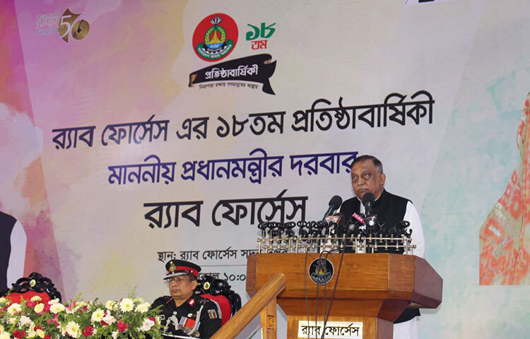 স্বরাষ্ট্রমন্ত্রী আসাদুজ্জামান খান কামাল বলেছেন, প্রধানমন্ত্রীর সুযোগ্য নেতৃত্বে বাংলাদেশ আজ বিশ্বের কাছে উন্নয়নের রোল মডেল। আজ সকালে র‌্যাব ফোর্সেসের ১৮তম প্রতিষ্ঠাবার্ষিকী উপলক্ষে কুর্মিটোলা র‌্যাব সদর দপ্তরের শহীদ লে. কর্নেল আজাদ মেমোরিয়াল হলে বিশেষ অতিথির বক্তব্যে স্বরাষ্ট্রমন্ত্রী এসব কথা বলেন। ছবি: বিপ্লব দিক্ষিৎ দিক্ষিৎ