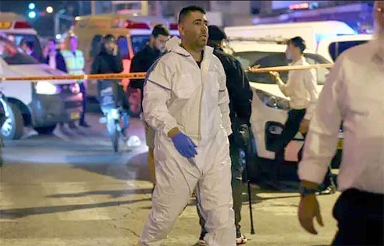 ইসরায়েলের তেল আবিবে বন্দুকধারীর হামলায় অন্তত পাঁচজন নিহত হয়েছেন। স্থানীয় সময় মঙ্গলবার (২৯ মার্চ) তেল আবিবের পূর্বে বেনি ব্র্যাকে হামলার এ ঘটনা ঘটে। ছবি: সংগৃহীত