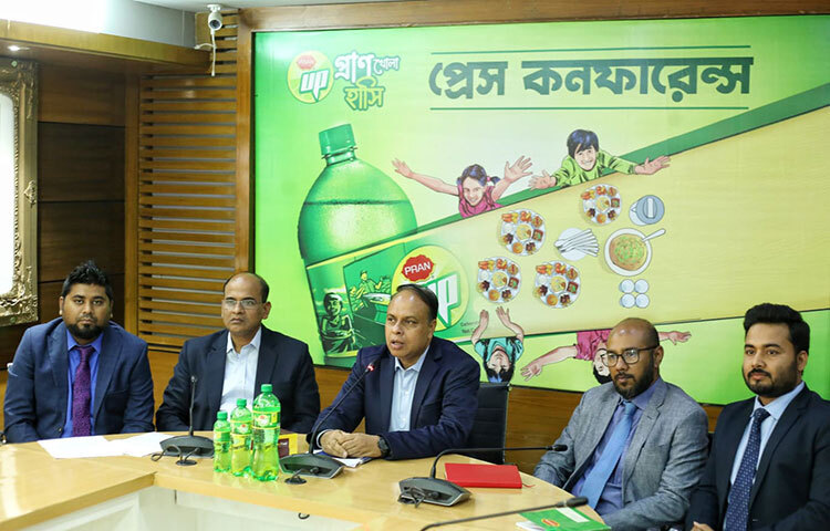 রোজার প্রথম দিন থেকেই প্রাণ আপ-এর বোতলের লেবেল জমা দিলে তার বিপরীতে পথশিশুদের জন্য নির্দিষ্ট পরিমাণ অর্থ বরাদ্দ রাখবে ব্র্যান্ডটি। আজ রাজধানীর বাড্ডায় প্রাণ গ্রুপের প্রধান কার্যালয়ে এ কর্মসূচির উদ্বোধন করেন গ্রুপের ব্যবস্থাপনা পরিচালক ইলিয়াছ মৃধা। ‘প্রাণ খোলা হাসি’ নামের কর্মসূচির মাধ্যমে এ সমাজসেবা কার্যক্রম পরিচালনা করবে ‘প্রাণ আপ’। ছবি: জাগো নিউজ