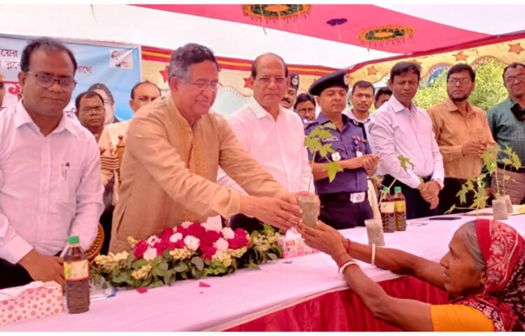 কৃষিমন্ত্রী ড. মো. আব্দুর রাজ্জাক বলেছেন, আর বর্তমান সরকারের আমলে একজন মানুষ না খেয়ে মারা গেছে এমনটা যদি কেউ প্রমাণ দিতে পারে তাহলে আমি কৃষিমন্ত্রীত্ব ছেড়ে দেবো। আজ সকাল সাড়ে ৯টার দিকে মানিকগঞ্জের ঘিওর উপজেলার এক অনুষ্ঠানে কৃষকদের সঙ্গে মতবিনিময় সভায় প্রধান অতিথির বক্তব্যে এসব কথা বলেন তিনি। ছবি:  বি.এম খোরশেদ