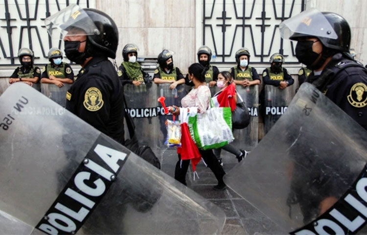 খাদ্যপণ্য ও জ্বালানি তেলের দাম বাড়ার প্রতিবাদে বিক্ষোভ অব্যাহত রয়েছে পেরুতে। বিক্ষোভ দমনে এক মাসের জন্য জরুরি অবস্থা ঘোষণা করেছে প্রেসিডেন্ট পেদ্রো কাস্টিলোর সরকার। ছবি: সংগৃহীত