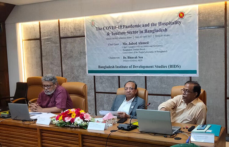 কোভিড-১৯ মহামারির কারণে দেশের হসপিটালিটি অ্যান্ড ট্যুরিজম সেক্টরের ক্ষতি ৬০ হাজার কোটি টাকা। আজ রাজধানীর বাংলাদেশ ইনস্টিটিউট অব ডেভেলপমেন্ট স্টাডিজের (বিআইডিএস) মিলনায়তনে ‘দ্য কোভিড-১৯ প্যানডেমিক অ্যান্ড দ্য হসপিটালিটি অ্যান্ড ট্যুরিজম সেক্টর ইন বাংলাদেশ’ শীর্ষক গবেষণা প্রতিবেদনে এসব তথ্য জানানো হয়। ছবি: জাগো নিউজ