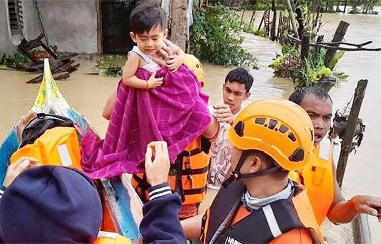 ফিলিপাইনে আকস্মিক মেগি ঝড়ে সৃষ্ট বন্যা ও ভূমিধসে মৃত্যুর সংখ্যা বেড়ে দাঁড়িয়েছে ৫৮ জনে। এখনো পূর্ব ও দক্ষিণ উপকূলের বেশ কয়েকটি বন্যাকবলিত এলাকায় আটকা পড়ে আছেন অনেকে। চলছে উদ্ধার কাজ। ছবি: সংগৃহীত