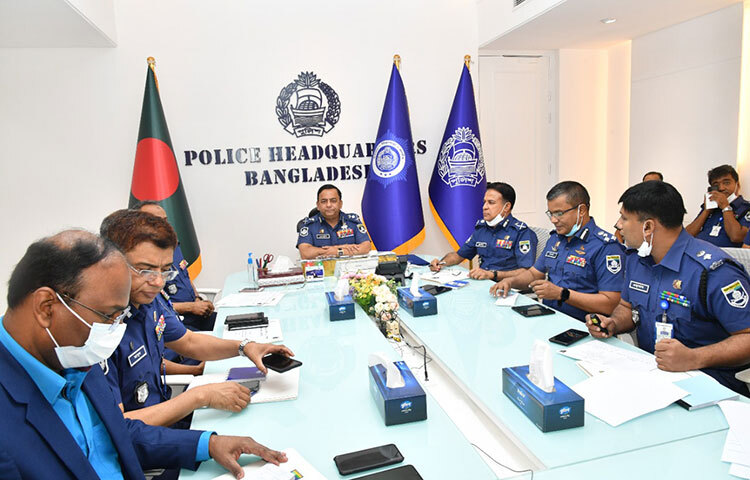 ঈদে ঘরমুখো মানুষের যাতায়াত নির্বিঘ্ন করতে মাঠ পর্যায়ের পুলিশ কর্মকর্তাদের নির্দেশ দিয়েছেন বাংলাদেশ পুলিশের মহাপরিদর্শক ড. বেনজীর আহমেদ। আজ পুলিশ সদরদপ্তরের সম্মেলন কক্ষে সব মেট্রোপলিটন, রেঞ্জ ও জেলার পুলিশ কর্মকর্তাদের সঙ্গে এক ভার্চুয়াল সভায় তিনি এ নির্দেশনা দেন। ছবি: জাগো নিউজ
