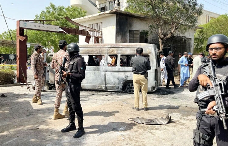 পাকিস্তানে করাচি বিশ্ববিদ্যালয় প্রাঙ্গণে গাড়ি বিস্ফোরণে চারজন নিহত হয়েছেন। এদের মধ্যে তিনজনই চীনা নাগরিক। এসময় আহত হয়েছেন আরও কয়কজন। আজ স্থানীয় সময় দুপুর ১টা ৫২ মিনিটে এ বিস্ফোরণ ঘটে বলে জানিয়েছে পাকিস্তানি সংবাদমাধ্যম জিও নিউজ। ছবি: সংগৃহীত