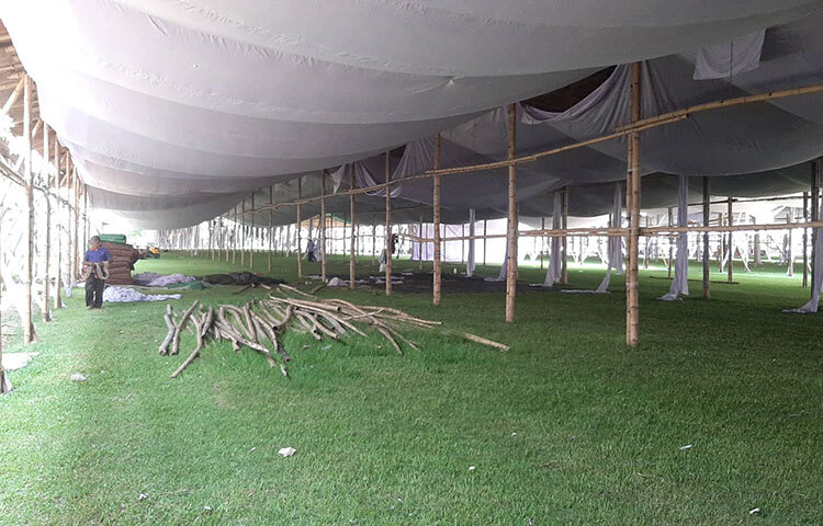 করোনাভাইরাস মহামারির কারণে গত দুই বছর জাতীয় ঈদগাহ ময়দানে কোনো ঈদ জামাত হয়নি। তবে এবার সংক্রমণ পরিস্থিতি অনেকটাই নিয়ন্ত্রণে। ফলে জাতীয় ঈদগাহে ঈদুল ফিতরের জামাত অনুষ্ঠিত হবে। এ লক্ষ্যে জোরেশোরে চলছে মাঠ প্রস্তুতের কাজ। ছবি: মাহবুব আলম