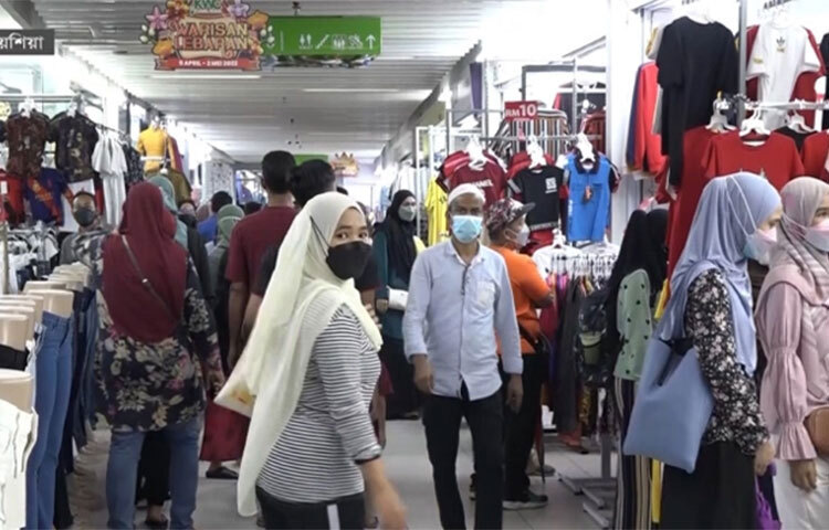 মহামারি করোনার কারণে গত দুই বছরের ঈদ আনন্দ ঘরে বসে উদযাপন করতে হয়েছে। তবে এবার করোনা সংক্রমণ কমে আসায় উদযাপিত হতে যাচ্ছে বিধিনিষেধমুক্ত ঈদ উদযাপন। শেষ মুহূর্তে পরিবারের সবাইকে নিয়ে ঈদের কেনাকাটায় ব্যস্ত হয়ে পড়েছেন সবাই। ঈদের আগেই যেন ঈদ আনন্দে মেতে উঠেছেন সবাই। বিপণিবিতানগুলোতে ক্রেতাদের পদচারণায় প্রাণ ফিরে পেয়েছে মালয়েশিয়ার এবারের ঈদবাজার। ছবি: সংগৃহীত