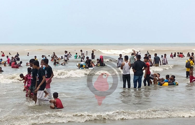 দেশের দ্বিতীয় বৃহত্তম সমুদ্র সৈকত সাগরকন্যা খ্যাত পটুয়াখালীর কুয়াকাটা। টানা লম্বা ছুটিতে ঈদের দ্বিতীয় দিনে কানায় কানায় পূর্ণ এই সমুদ্র সৈকত। ছবি: আসাদুজ্জামান মিরাজ