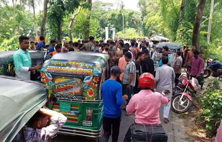 চাঁদপুর-কুমিল্লা মহাসড়কের বাকিলায় বাসচাপায় শিশু মৃত্যুর ঘটনায় সড়ক অবরোধ করেছেন স্থানীয়রা। আজ বেলা সাড়ে ১১টার দিকে এ ঘটনা ঘটে। প্রত্যক্ষদর্শীরা জানায়, স্থানীয় মুরাদ হোসেনের মেয়ে ইমা (০৭) রাস্তা পার হওয়ার সময় চাঁদপুর থেকে কুমিল্লাগামী বোগদাদ বাস চাপা দেয়। ছবি: নজরুল ইসলাম আতিক
