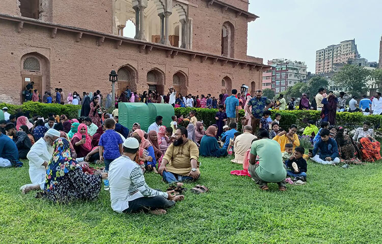 বন্ধু-বান্ধবসহ পরিবারের লোকজন নিয়ে অনেকেই ঘুরতে এসেছেন ঐতিহাসিক লালবাগ কেল্লায়। ছবি: জাগো নিউজ
