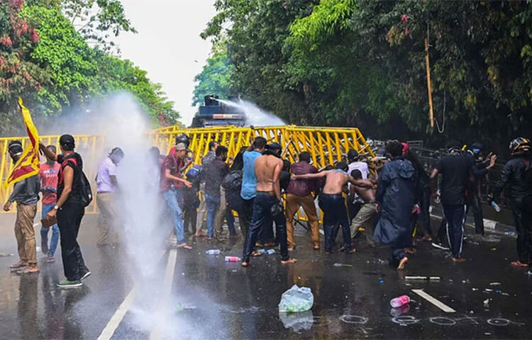 শ্রীলঙ্কায় পাঁচ সপ্তাহের মধ্যে দ্বিতীয়বারে মতো জরুরি অবস্থা জারি করা হয়েছে। দেশজুড়ে ধর্মঘট ও ব্যাপক বিক্ষোভের মধ্যে গতকাল শুক্রবার প্রেসিডেন্ট গোতাবায়া রাজাপক্ষে এ জরুরি অবস্থা জারি করেন। ছবি: সংগৃহীত