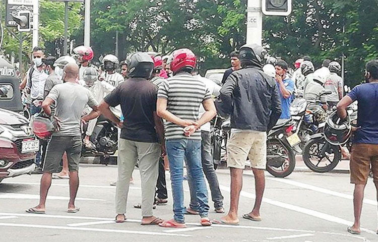 শ্রীলঙ্কায় চলমান বিক্ষোভ-সহিংসতার মধ্যে সংসদ সদস্যরা যেন দেশ ছেড়ে পালাতে না পারেন, সেজন্য দেশটির প্রধান বিমানবন্দর অবরোধ করেছেন সরকারবিরোধী বিক্ষোভকারীরা। আজ লঙ্কান সংবাদমাধ্যম ডেইলি মিরর এ তথ্য জানিয়েছে। ছবি: সংগৃহীত