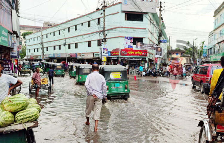 দুদিন ধরে সিলেটে বৃষ্টি কমে এলেও উজান থেকে নেমে আসা পাহাড়ি ঢলের কারণে বন্যার পানি বাড়ছে। নগরের বুক চিড়ে বয়ে চলা সুরমা নদীর পানি বাড়ায় সিলেট নগরের নিম্নাঞ্চলগুলোতে পানি প্রবেশ করতে শুরু করেছে। ছবি: ছামির মাহমুদ