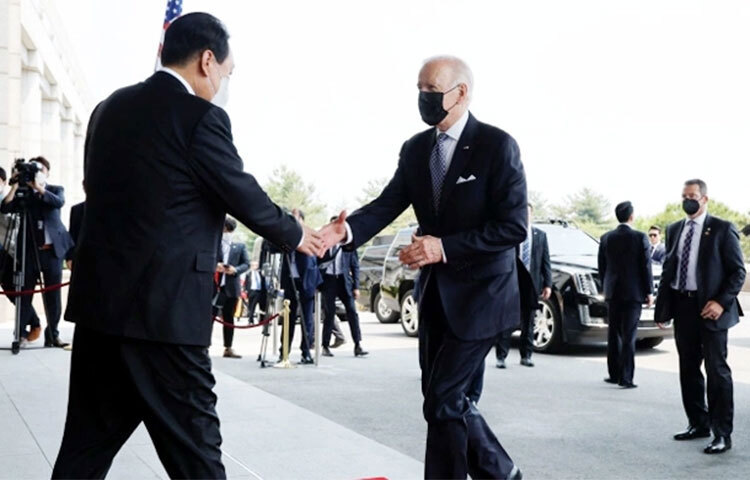 দক্ষিণ কোরিয়ায় সফর করছেন মার্কিন প্রেসিডেন্ট জো বাইডেন। এই সফরে তিনি প্রথমবারের মতো দেশটির প্রেসিডেন্ট ইয়োন সুক-ইয়োলের সঙ্গে বৈঠক করেছেন। দেশটির রাজধানী সিউলে ওই বৈঠক অনুষ্ঠিত হচ্ছে। ছবি: সংগৃহীত