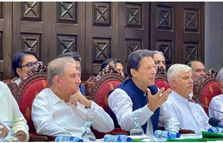 পাকিস্তান তেহরিক-ই-ইনসাফের (পিটিআই) চেয়ারম্যান ও সাবেক প্রধানমন্ত্রী ইমরান খান আগামী ২৫ মে ইসলামাবাদ অভিমুখে লংমার্চের ডাক দিয়েছেন। সেদিন বিকাল ৩টায় শ্রীনগর হাইওয়েতে তিনি তার কর্মী-সমর্থকদের সঙ্গে লংমার্চে অংশ নেবেন। ছবি: সংগৃহীত