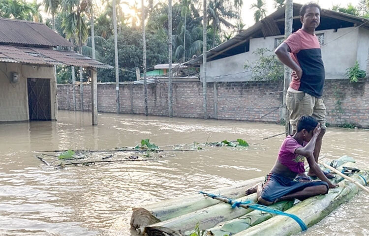 ভারতের আসাম রাজ্যে ভয়াবহ বন্যায় এখন পর্যন্ত কমপক্ষে ২৮ জনের মৃত্যু হয়েছে। এছাড়া প্রায় ১০ লাখ মানুষ বন্যার কারণে ক্ষতিগ্রস্ত হয়েছে। রাজ্যের বিভিন্ন এলাকা বন্যার পানিতে তলিয়ে গেছে। ছবি: সংগৃহীত