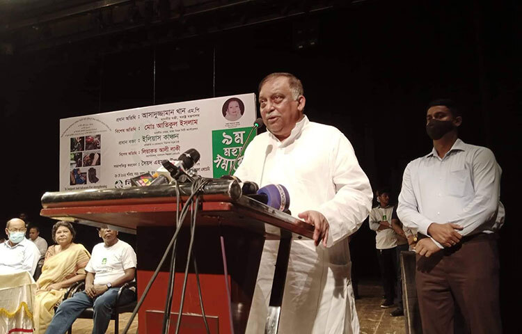 ঢাকা শহরের প্রতিটি সড়ক সিসিটিভি ক্যামেরার আওতায় আনা হবে। এতে করে শহরের ট্রাফিক ও ক্রাইম নিয়ন্ত্রণসহ প্রায় সব কাজে বিশেষ সুবিধা পাওয়া যাবে বলে জানিয়েছেন স্বরাষ্ট্রমন্ত্রী আসাদুজ্জামান খান কামাল। আজ দুপুরে রাজধানীর সেগুনবাগিচায় শিল্পকলা একাডেমিতে অনুষ্ঠিত ‘নিরাপদ সড়ক চাই’র নবম মহাসমাবেশে প্রধান অতিথির বক্তব্যে তিনি এ কথা জানান। ছবি: জাগো নিউজ