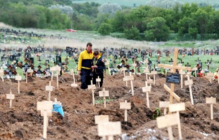 ইউক্রেনের মারিউপোল শহরটি এখন রাশিয়ার দখলে। অবরুদ্ধ ওই শহরের মেয়র ভাদিম বয়চেনকো জানিয়েছেন, সেখানে যুদ্ধ শুরুর পর থেকে এখন পর্যন্ত কমপক্ষে ১৬ হাজার বাসিন্দাকে গণকবর দেওয়া হয়েছে। ছবি: সংগৃহীত