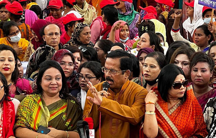 আওয়ামী লীগের সভাপতিমণ্ডলীর সদস্য জাহাঙ্গীর কবির নানক বলেছেন, ‘আওয়ামী লীগ ও এর অঙ্গসংগঠনের নোতকর্মীরা রাজপথকে ভয় পায় না। মির্জা ফখরুল সাহেব আসুন, দেখে যান রাজপথ যুব মহিলা লীগের দখলে।’ আজ জাতীয় প্রেস ক্লাবের সামনে আয়োজিত বিক্ষোভ সমাবেশে তিনি এসব কথা বলেন। প্রধানমন্ত্রী শেখ হাসিনাকে নিয়ে অশালীন ও কটূক্তি এবং হত্যার হুমকির প্রতিবাদে এ সমাবেশ করা হয়। ছবি: বিপ্লব দিক্ষিৎ