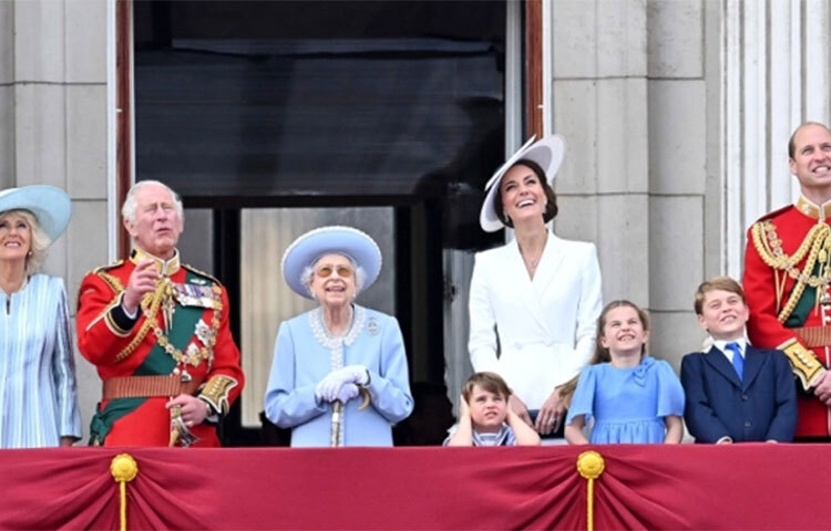 ব্রিটিশ রানি দ্বিতীয় এলিজাবেথের সিংহাসনে অভিষেকের ৭০ বছর পূর্তি উদযাপনে চারদিন ধরে চলছে নানা আয়োজন। বৃহস্পতিবার (২ জুন) অনুষ্ঠানের প্রথম দিন ছিল। ১৯৫২ সালে বাবা কিং জর্জের (চতুর্থ) মৃত্যুর পর মাত্র ২৫ বছর বয়সে সিংহাসনে বসেন এলিজাবেথ। ছবি: সংগৃহীত