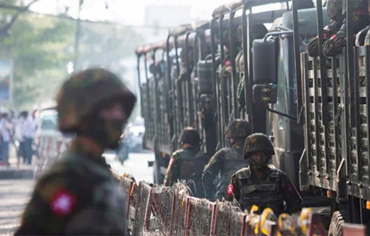 মিয়ানমারের উত্তরাঞ্চলে তিন দিনের অভিযান চালিয়েছে জান্তা বাহিনী। এ সময় সেখানের শত শত বাড়িঘর পুড়িয়ে দিয়েছে তারা। দেশটিতে জান্তা বিরোধীদের বিরুদ্ধে অভিযান অব্যাহত রয়েছে। ছবি: সংগৃহীত