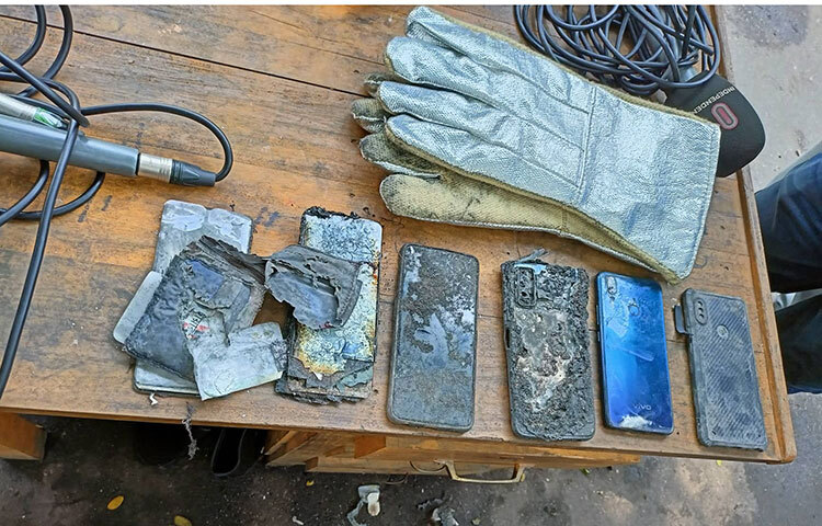 চট্টগ্রামের সীতাকুণ্ডে বিএম কনটেইনার ডিপোতে ভয়াবহ অগ্নিকাণ্ডের প্রায় ৬১ ঘণ্টা পর আগুন নিয়ন্ত্রণে এসেছে। এরপরই ঘটনাস্থলের মূল অংশ থেকে উদ্ধার করা হয়েছে পুড়ে যাওয়া ছয়টি অ্যান্ড্রয়েড মোবাইল ফোন। আজ দুপুরে ফায়ার সার্ভিস অ্যান্ড সিভিল ডিফেন্স কর্মী আল-আমিন হোসেন মোবাইল ফোনগুলো উদ্ধার করেন। ছবি: জাগো নিউজ