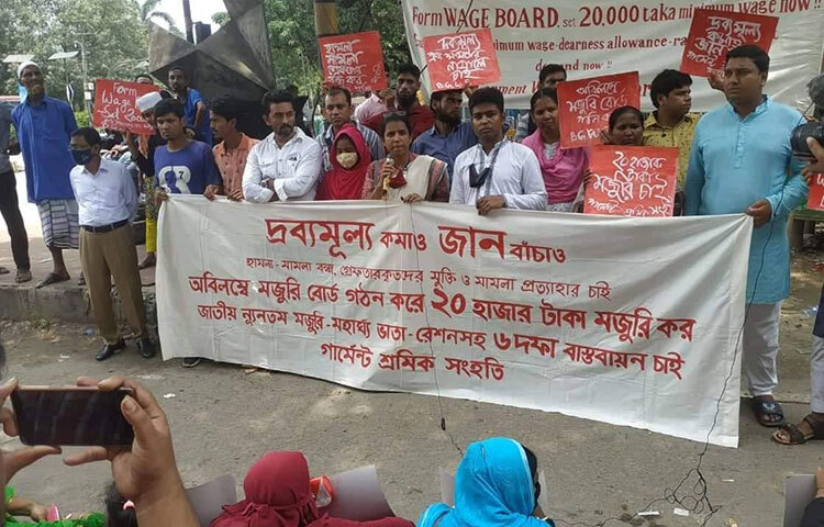 নিত্যপ্রয়োজনীয় পণ্যের দাম শ্রমিকদের ক্রয়ক্ষমতার মধ্যে নিয়ে আসা, মজুরি বোর্ড গঠন ও পোশাকশ্রমিকদের ন্যূনতম মজুরি ২০ হাজার টাকা করা সহ ছয় দফা দাবিতে মানববন্ধন করেছে বাংলাদেশ গার্মেন্টস শ্রমিক সংহতি। আজ সকালে রাজধানীর জাতীয় প্রেসক্লাবের সামনে আয়োজিত এক মানববন্ধনে এসব দাবি জানায় সংগঠনটি। ছবি: জাগো নিউজ