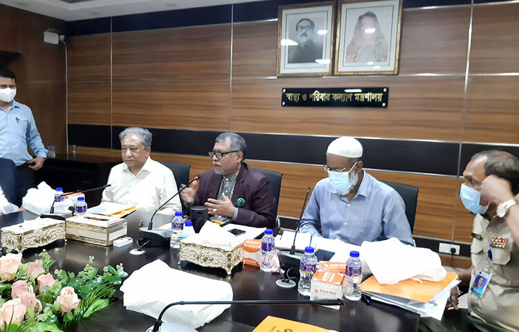 দেশ এবং দেশের বাইরে মহামারি করোনাভাইরাস সংক্রমণ আবারও বাড়তে শুরু করেছে জানিয়ে সবাইকে শিগগির করোনা প্রতিরোধী টিকার বুস্টার ডোজ নেওয়ার আহ্বান জানিয়েছেন স্বাস্থ্য ও পরিবার কল্যাণমন্ত্রী জাহিদ মালেক। আজ সচিবালয়ের এক সভা শেষে সাংবাদিকদের প্রশ্নের জবাবে মন্ত্রী এসব কথা বলেন। ছবি: জাগো নিউজ