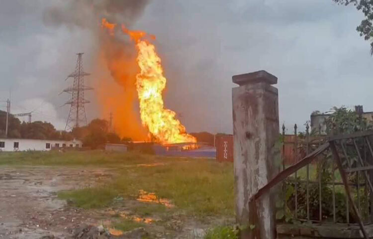 নারায়ণগঞ্জের আদমজী ইপিজেডে লাগা আগুন সাড়ে আট ঘণ্টার চেষ্টায় নিয়ন্ত্রণে এসেছে। ইপিজেডের একটি নির্মাণাধীন ফ্যাক্টরির পাইলিংয়ের কাজ চলার সময় ওই আগুনের সূত্রপাত বলে ধারণা করা হচ্ছে। ছবি: জাগো নিউজ