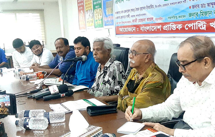 গণস্বাস্থ্য কেন্দ্রের প্রতিষ্ঠাতা ও ট্রাস্টি ডা. জাফরুল্লাহ চৌধুরী বলেছেন, প্রধানমন্ত্রী আপনি অনেক উন্নয়ন করেছেন। এখন একটু দেশের দিকে নজর দিন। আজ জাতীয় প্রেস ক্লাবের আব্দুস সালাম হলে প্রান্তিক পোল্ট্রি খামারি ঐক্য পরিষদ আয়োজিত এক আলোচনা সভায় এসব কথা বলেন তিনি। ছবি: বিপ্লব দিক্ষিৎ