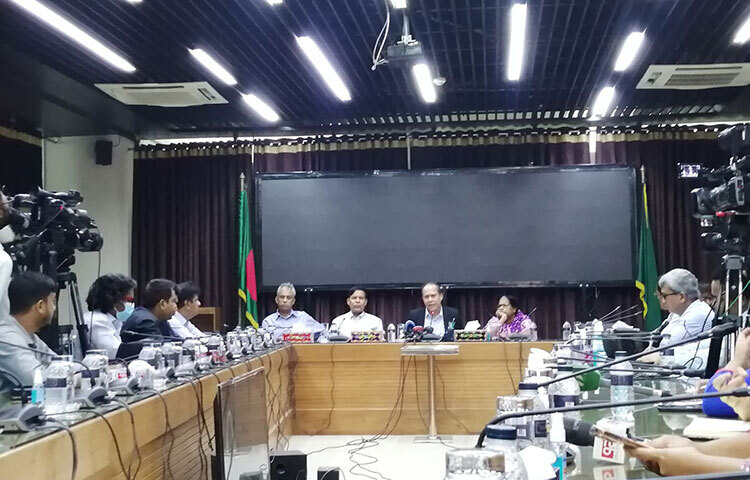 কুমিল্লা-৬ আসনের সংসদ সদস্য আ ক ম বাহাউদ্দিন বাহারকে এলাকা ছাড়ার নির্দেশ দেওয়া হয়নি, বিনীত অনুরোধ করা হয়েছিল বলে জানিয়েছেন প্রধান নির্বাচন কমিশনার (সিইসি) কাজী হাবিবুল আউয়াল। আজ বেলা ১১টায় কুমিল্লা সিটি করপোরেশন নির্বাচন পরবর্তী সাংবাদিকদের সঙ্গে মতবিনিময়কালে তিনি এ কথা জানান। ছবি: বিপ্লব দিক্ষিৎ