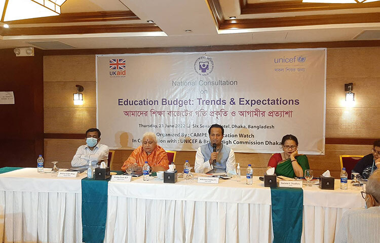 বাজেট বরাদ্দের চেয়ে শিক্ষকদের প্রশিক্ষণ ও জবাবদিহিতা জরুরি বলে মন্তব্য করেছেন শিক্ষা উপমন্ত্রী মহিবুল হাসান চৌধুরী নওফেল। আজ দুপুরে রাজধানীর একটি হোটেলে গণস্বাক্ষরতা অভিযান ও অ্যাডুকেশন ওয়াচ আয়োজিত ‘আমাদের শিক্ষা বাজেটের গতি-প্রকৃতি ও আগামীর প্রত্যাশা’ শীর্ষক আলোচনায় প্রধান অতিথির বত্তব্যে তিনি এ কথা বলেন। অনুষ্ঠান সঞ্চালনা করেন গণস্বাক্ষরতা অভিযানের নির্বাহী পরিচালক রাশেদা কে. চৌধুরী। ছবি: জাগো নিউজ