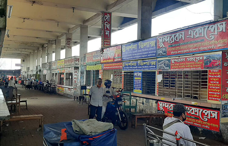 আর মাত্র দুই সপ্তাহ পর ঈদুল আজহা। গত থেকে বাসের অগ্রিম টিকিট বিক্রি শুরু হয়েছে। তবে আজ রাজধানীর গবতলীতে বাসের অগ্রিম টিকিট বিক্রিতে ক্রেতাদের চাপ নেই। অনেক কাউন্টারে টিকিট বিক্রেতারা অলস সময় পার করছেন। ছবি: বিপ্লব দিক্ষিৎ