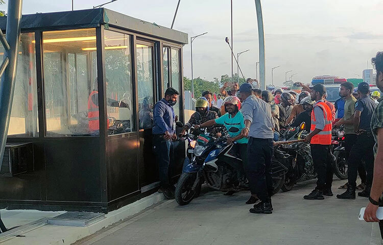 পদ্মা সেতুতে প্রথম ৮ ঘণ্টায় ৮২ লাখ ১৯ হাজার ৫০ টাকার টোল আদায় করা হয়েছে। এসময় গাড়ি চলাচল করেছে ১৫ হাজার ২০০টি। আজ বিকেলে বাংলাদেশ সেতু কর্তৃপক্ষের তত্ত্বাবধায়ক প্রকৌশলী আবুল হোসেন জাগো নিউজকে এ তথ্য জানান। ছবি: মাহবুব আলম