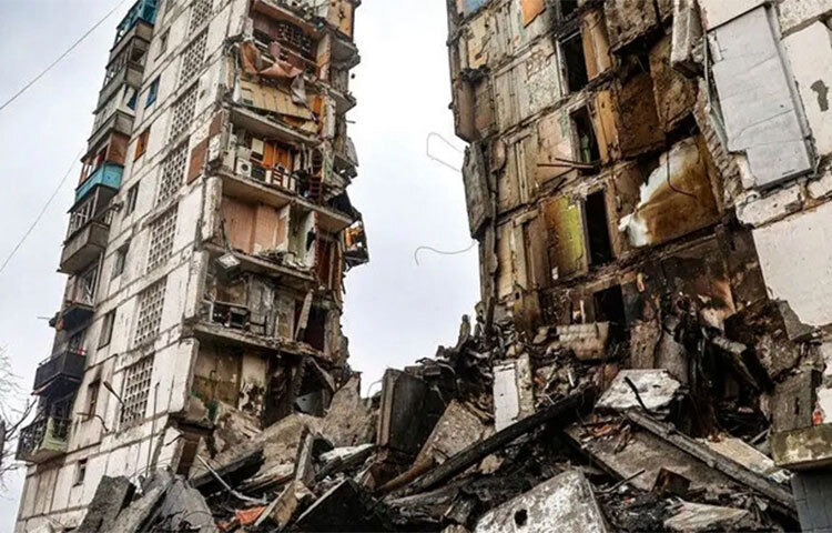 ইউক্রেনের মারিউপোল শহরের বিধ্বস্ত ভবন থেকে শতাধিক মরদেহ উদ্ধার করা হয়েছে। ওই শহরের মেয়রের উপদেষ্টা জানিয়েছেন, কর্তৃপক্ষ একটি আবাসিক ভবনের ধ্বংসস্তূপ থেকে শতাধিক মরদেহ উদ্ধার করেছে। ছবি: সংগৃহীত