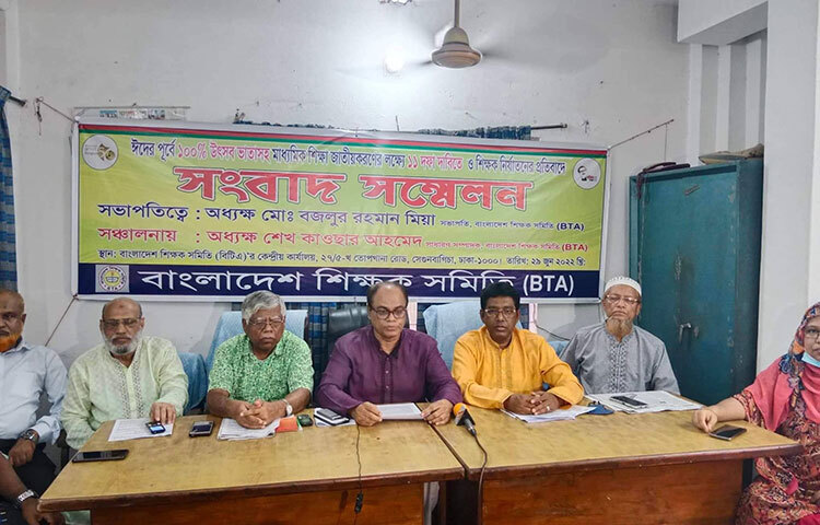 যুক্তরাষ্ট্রের ক্যালিফোর্নিয়া অঙ্গরাজ্যের উত্তরাঞ্চলে ভয়াবহ দাবানল ছড়িয়ে পড়েছে। এতে সেখানের শতাধিক বাড়ি-ঘর ঝুঁকিতে পড়েছে। এরই মধ্যে কর্তৃপক্ষ উদ্ধার কার্যক্রম ত্বরান্বিত করেছে। ছবি: সংগৃহীত